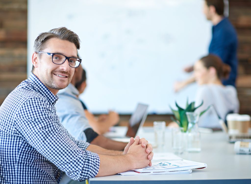 Membre d'une équipe assistant à une rencontre de formation dans un environnement collaboratif. Les emplois en assurance au Québec reposent sur l'expertise et la collaboration.