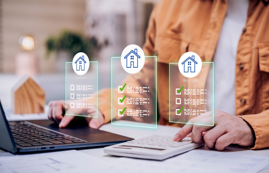 Comparaison de différentes protections d'assurance habitation lors de l'évaluation des besoins d'un client.