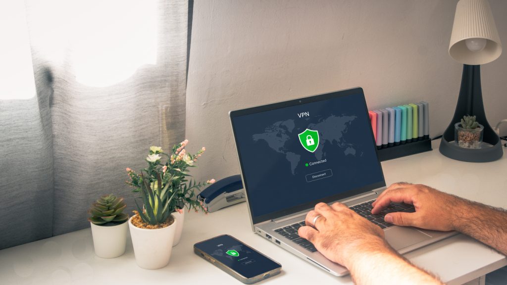 Professionnelle évaluant des mesures de protection numérique pour une entreprise.