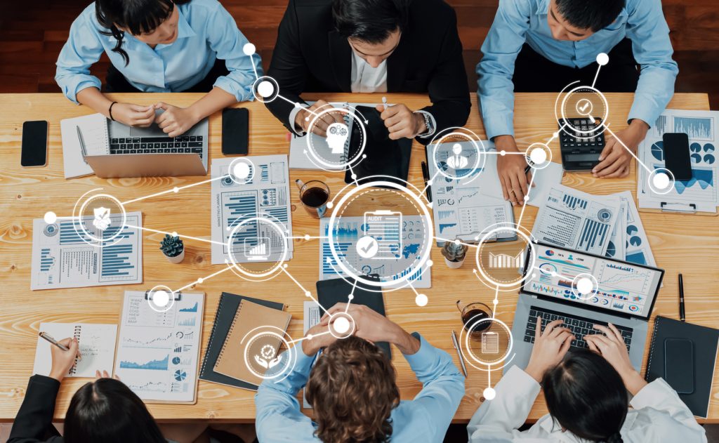 Employé constatant un problème informatique dans un contexte de cyberincident.